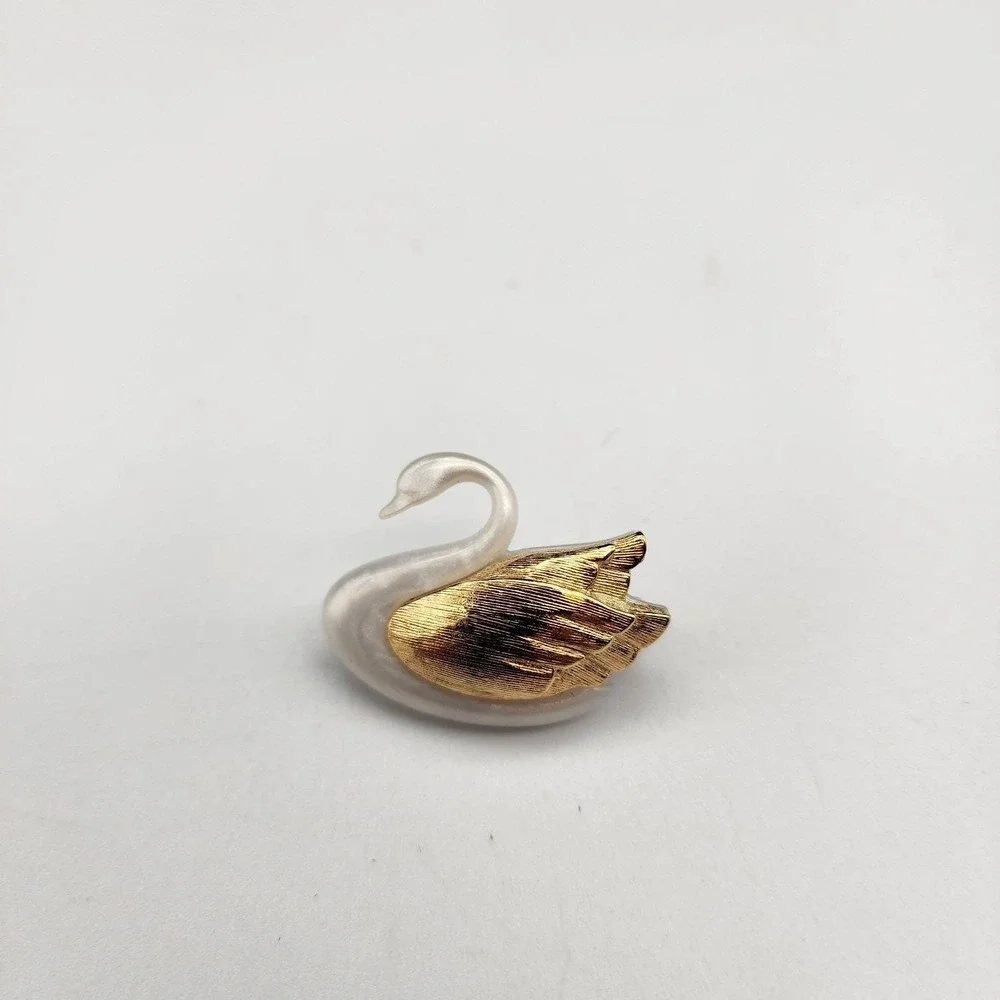 Avon 1985 Graceful Swan Brooch Pin White & Gold Tone Figural Bird 1